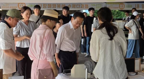 최기문 시장이 지난 5일 강변공원에서 열린 청년고리 로컬마켓을 둘러보며 청년창업가들을 격려하고 있다. 권오석 기자