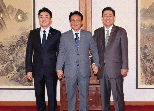 김민석 국무총리(가운데)가 6일 서울 종로구 삼청동 총리공관에서 열린 고위당정협의회에서 더불어민주당 김병기 대표 직무대행 겸 원내대표(오른쪽), 강훈식 대통령 비서실장과 기념촬영을 하고 있다.(사진=연합뉴스)