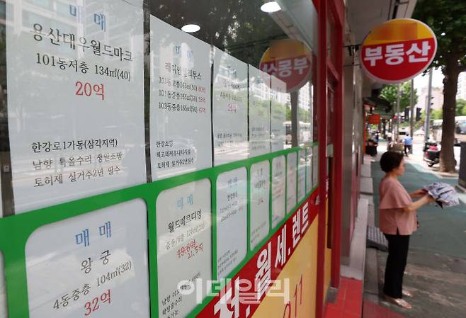 정부가 6·27 대책을 통해 수도권 주택담보대출(주담대) 한도를 6억원으로 낮추면서 서울 부동산 시장이 얼어붙고 있는 가운데 30일 서울 용산구의 한 공인중개사에 아파트 매물 시세표가 붙어 있다.(사진=방인권 기자)