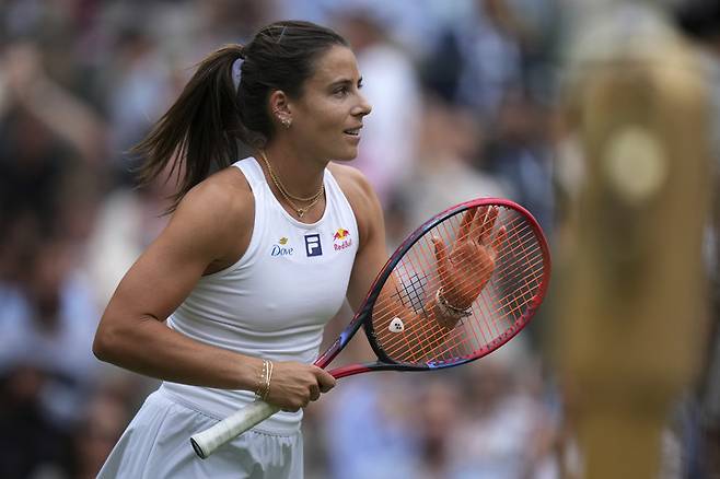 2025년 7월 5일(토), 영국 런던에서 열린 윔블던 테니스 챔피언십 여자 단식 3회전 경기에서 미국의 에마 나바로가 체코의 바르보라 크레이치코바를 꺾고 승리를 거둔 뒤 기뻐하고 있다.