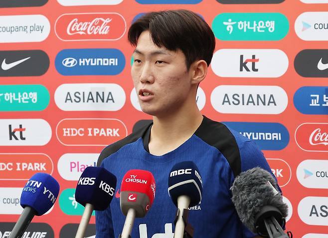 2025년 동아시아축구연맹(EAFF) E-1 챔피언십(동아시안컵)을 앞둔 축구 국가대표팀&nbsp;강상윤이 4일 경기도 성남시 중원구 성남종합운동장에서 훈련에 앞서 취재진 질문에 답하고 있다. 2025.7.4