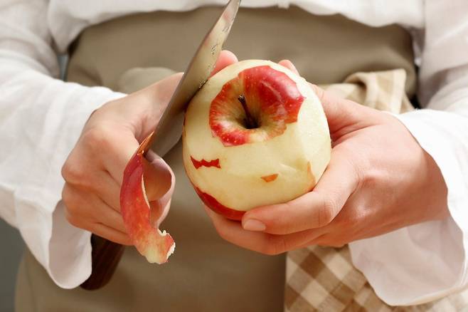 사과는 깨끗이 씻어서 껍질째 먹어야 식이섬유를 지킬 수 있다.  몸에 좋은 항산화 성분도 껍질에 많이 들어 있다. [사진=클립아트코리아]