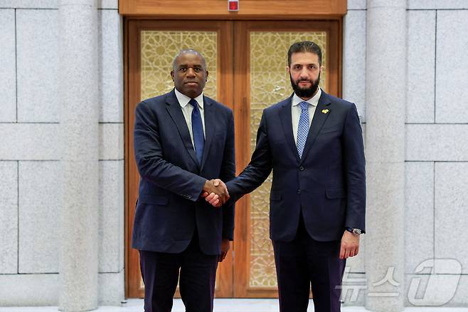 데이비드 래미 영국 외무장관(왼쪽)과 아흐메드 알샤라 시리아 임시 대통령. 2025.07.05 ⓒ AFP=뉴스1 ⓒ News1 이지예 객원기자