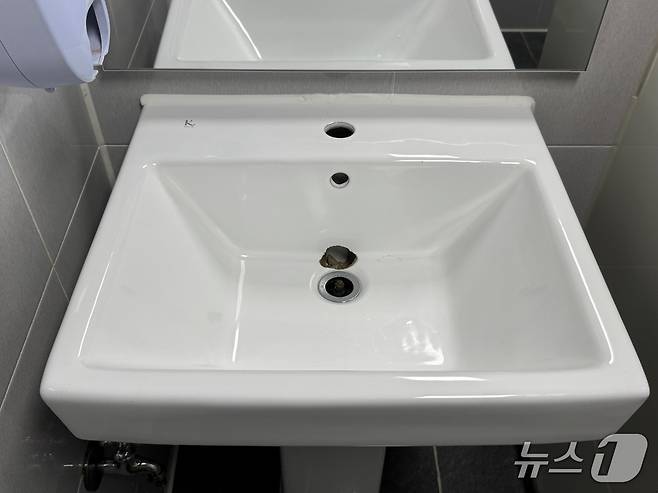'야장 거리' 공중화장실 세면대가 파손된 모습. 2025.07.01/ ⓒ 뉴스1 권준언 기자