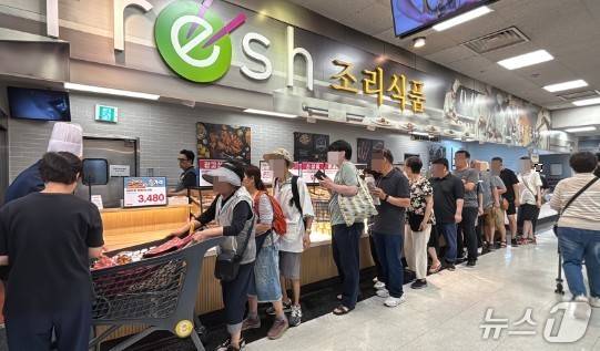 4일 오전 이마트 은평점 치킨 행사에 고객들의 구매 행렬이 이어지고 있다. (이마트 제공)