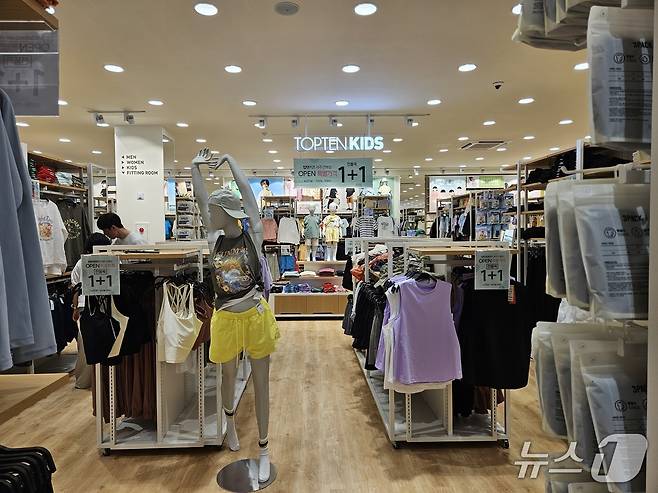 탑텐 제주연북점 매장 내부 모습.ⓒ 뉴스1/김진희 기자.