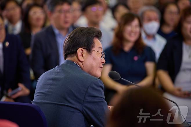 이재명 대통령이 4일 대전 유성구 대전컨벤션센터에서 열린 ‘충청에서 듣다, 충청 타운홀 미팅’에서 참석자들의 발언을 듣고 있다. (대통령실 제공. 재판매 및 DB 금지) 2025.7.4/뉴스1 ⓒ News1 이재명 기자