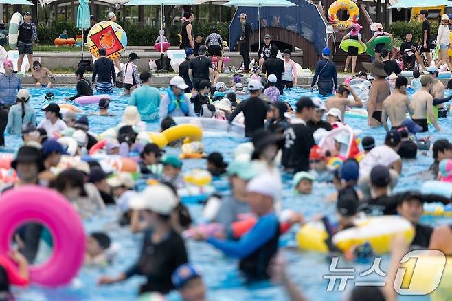 무더운 날씨가 이어지고 있는 6일 오후 서울 광진구 뚝섬 한강공원 수영장이 북적이고 있다. 2025.7.6/뉴스1 ⓒ News1 이승배 기자