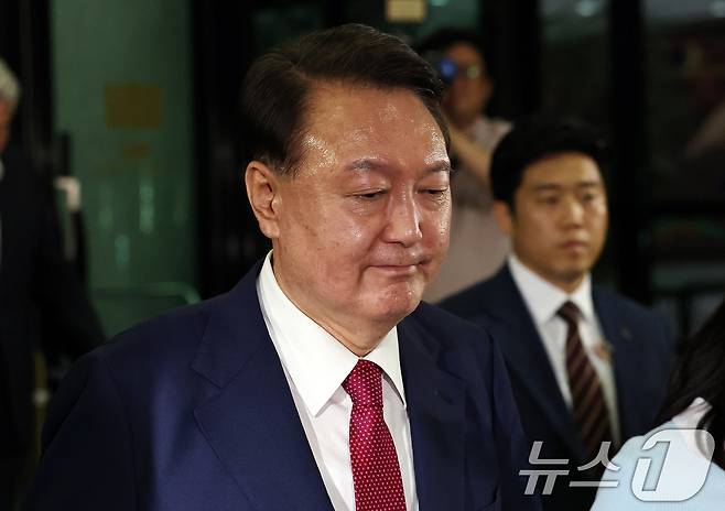 윤석열 전 대통령이 5일 오후 서초구 서울고등검찰청에서 내란특검 2차 대면조사를 받은 뒤 청사를 나서고 있다. 2025.7.5/뉴스1 ⓒ News1 구윤성 기자