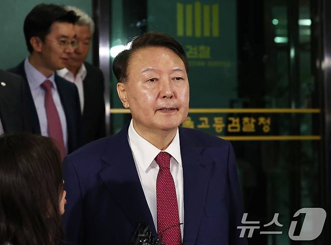 윤석열 전 대통령이 5일 오후 서초구 서울고등검찰청에서 내란특검 2차 대면조사를 받은 뒤 청사를 나서고 있다. 2025.7.5/뉴스1 ⓒ News1 구윤성 기자