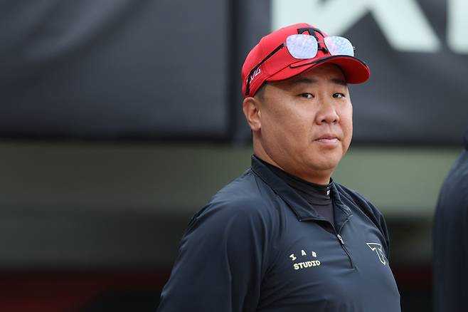 이범호 감독이 그라운드를 바라보고 있다. 사진 | KIA 타이거즈