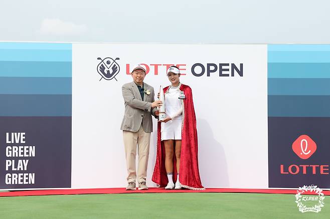박혜준(오른쪽)이 6일 베어즈베스트 청라GC에서 열린 KLPGA투어 롯데오픈에서 생애 첫승을 따낸 뒤 롯데그룹 신동빈 회장과 포즈를 취하고 있다. 사진 | KLPGA
