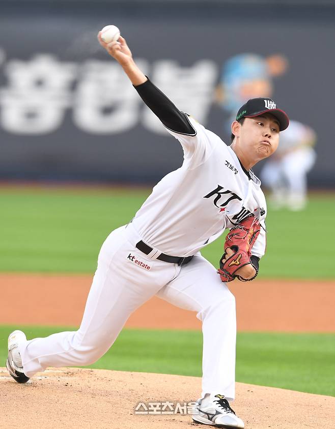 KT 소형준이 투구에 임하고 있다. 수원 | 박진업 기자 upandup@sportsseoul.com