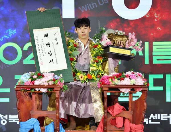 6일(일) 충청북도 보은군 보은국민체육센터에서 열린 '위더스제약 2025 민속씨름 보은장사씨름대회' 태백장사(80kg이하)에 등극한 허선행(수원특례시청)이 장사꽃가마를 타고 장사인증서와 황소트로피를 들고 기념사진을 찍고 있다. /사진=대한씨름협회