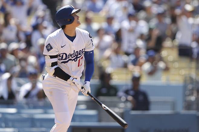 오타니가 지난달 23일(한국시각) 워싱턴전서 8회 홈런을 터뜨린 뒤 타구를 바라보고 있다. AP연합뉴스