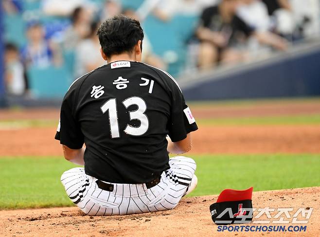 1회에는 강습 타구에 무릎을 강타당했던 LG 선발 송승기가 3회에는 삼성 디아즈 강습 타구가 얼굴로 날아오자 깜짝 놀라 주저앉았다. 대구=박재만 기자 pjm@sportschosun.com