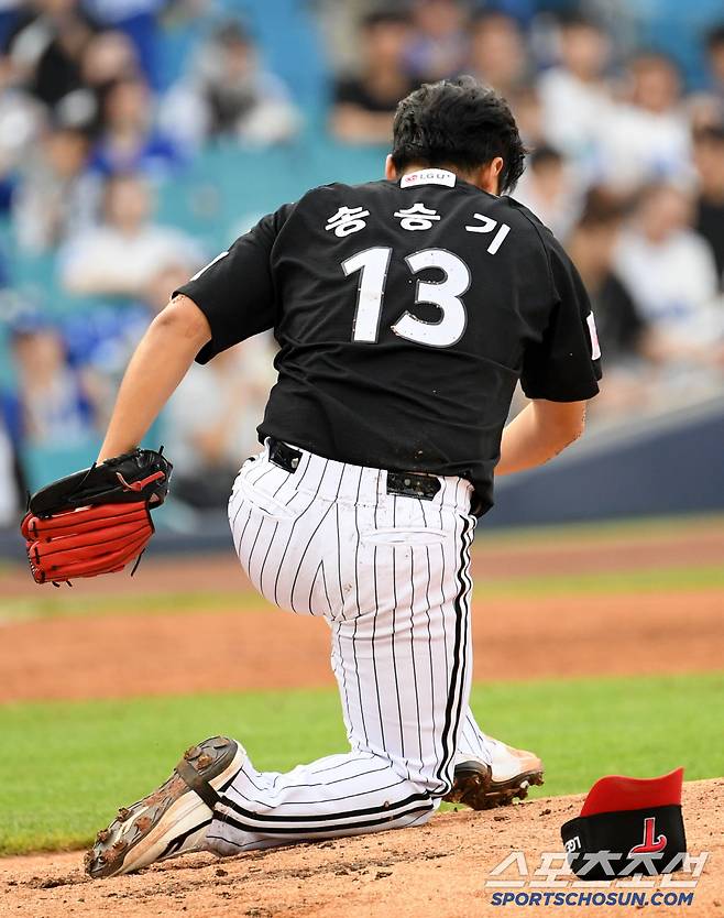 3회 디아즈 강습 타구가 얼굴로 날아오자 깜짝 놀라 그대로 주저앉은 송승기.