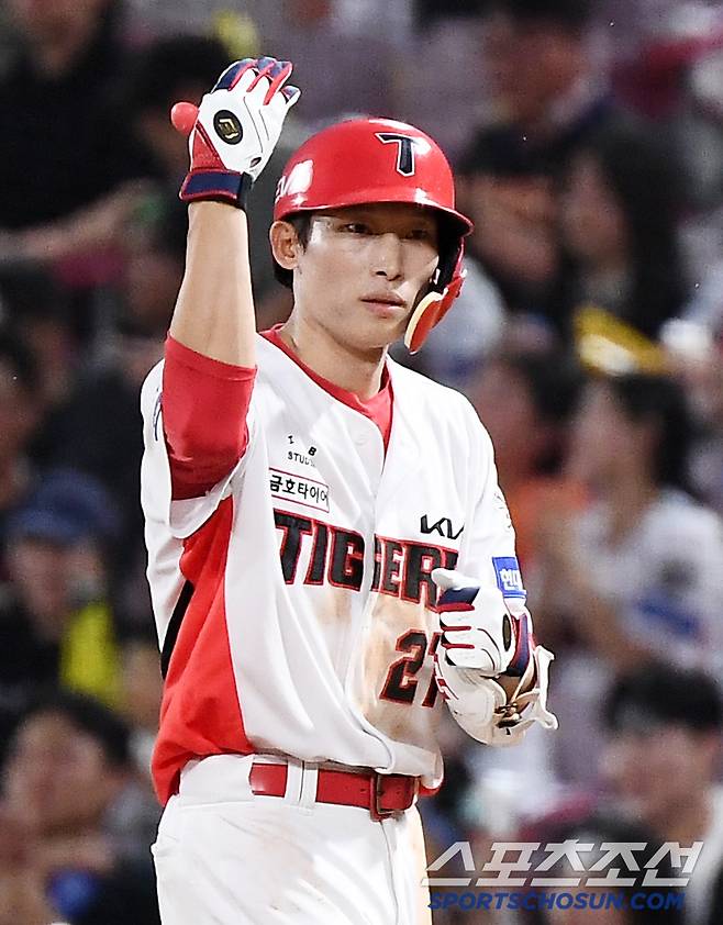 4일 광주 기아 챔피언스필드에서 열린 롯데-KIA전. 5회말 무사 김호령이 안타를 친 후 기뻐하고 있다. 광주=정재근 기자 cjg@sportschosun.com/2025.7.4/