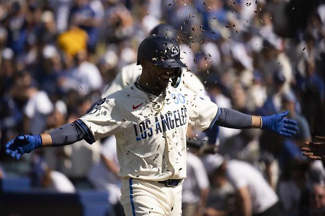 무키 베츠가 1회말 좌월 솔로홈런을 터뜨리고 들어와 해바라기씨 세리머니를 받고 있다. AP연합뉴스