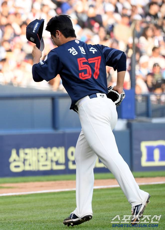 6일 잠실구장에서 열린 두산 베어스와 롯데 자이언츠의 경기. 롯데 정현수가 사구 직후 마운드에서 내려오고 있다. 잠실=박재만 기자 pjm@sportschosun.com/2025.06.06/