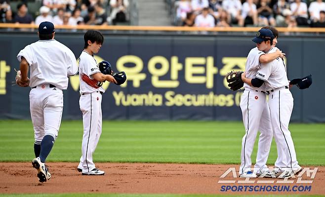 6일 잠실야구장에서 열린 KT와 두산의 경기, 김재호가 1회초 교체되며 후배들과 인사를 나누고 있다. 잠실=허상욱 기자wook@sportschosun.com/2025.07.06/