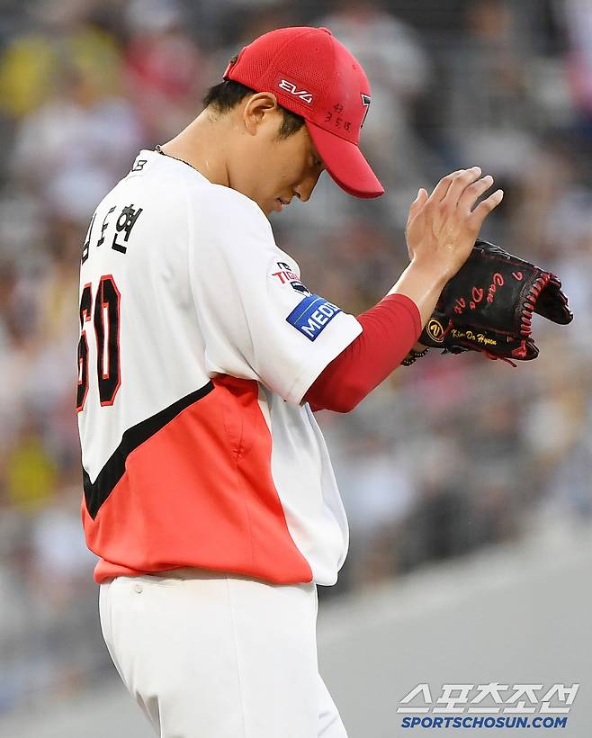 5일 광주 기아 챔피언스필드에서 열린 롯데-KIA전. KIA 선발투수 김도현이 내야진의 호수비에 박수를 보내고 있다. 광주=정재근 기자 cjg@sportschosun.com/2025.7.5/