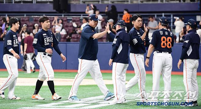 6일 서울 고척돔에서 열린 KBO리그 키움과 한화의 경기. 한화가 키움에 승리하며 시리즈 스윕승을 달성했다. 경기 종료 후 하이파이브를 나누고 있는 김경문 감독. 고척=송정헌 기자songs@sportschosun.com/2025.07.06/