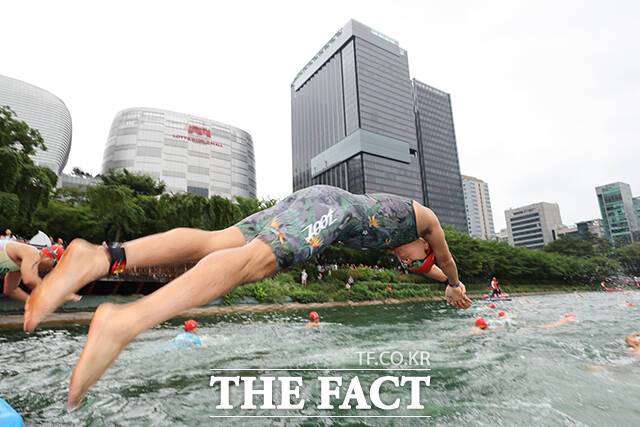 [더팩트ㅣ배정한 기자] 롯데물산과 롯데그룹사가 주최하는 '롯데 아쿠아슬론'이 6일 오전 서울 송파구 롯데월드타워 인근 석촌호수 일대에서 열린 가운데 참가자들이 수영을 하고 있다.