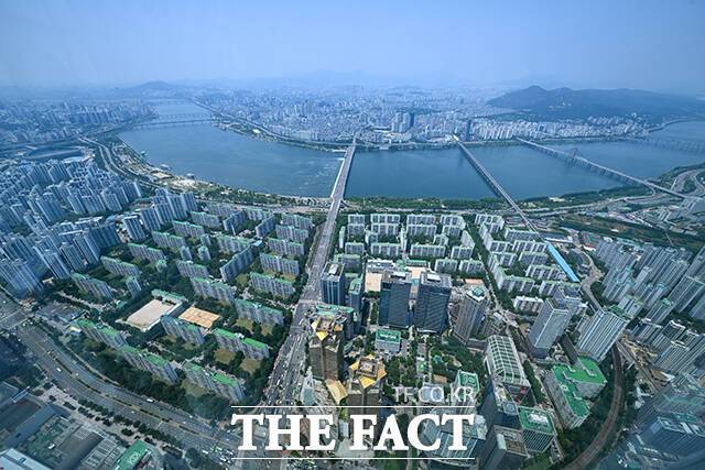 이재명 정부의 부동산 대출 규제 발표 후 은행권의 주택담보대출 신청액이 절반 이상 급감했다. /장윤석 기자