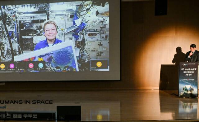 페기 윗슨 Ax-4 미션 사령관이 ISS에서 우리나라 초등생 그림을 소개하는 이벤트를 진행 중이다.