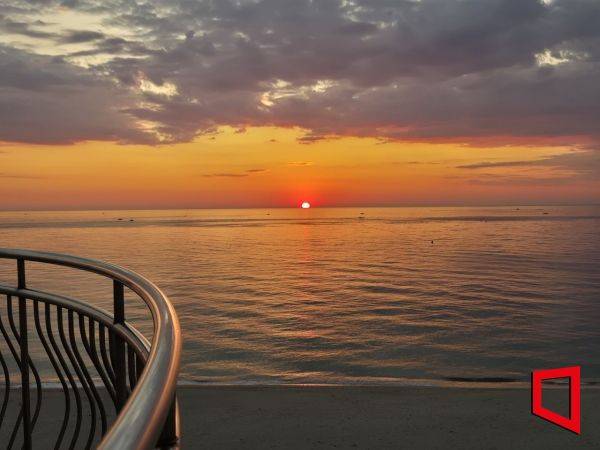 켄싱턴 설악비치 '노블리안 스위트' 객실에서 바라본 일출. 두개의 방 모두 켄싱턴비치(해안)를 바라보고 있어 침대에서도 일출을 감상할 수 있다. 이민지 기자.