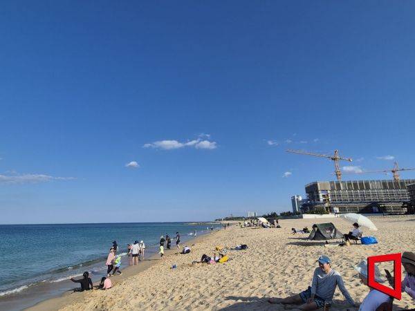 켄싱턴 비치에서 바라본 그랜드켄싱턴 설악비치 공사 현장. 켄싱턴 설악비치 바로 옆에 위치해있다.