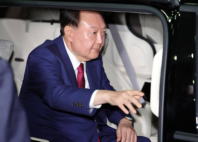 윤석열 전 대통령이 5일 오후 서울 서초구 서울고등검찰청에 마련된 내란특검 사무실에서 2차 대면 조사를 마친 뒤 귀가하고 있다./뉴시스