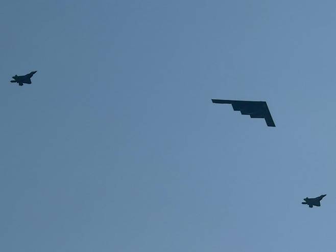 지난 4일 미국 워싱턴 인근 상공을 비행 중인 B-2 폭격기와 F-35 전투기 비행 편대. /박국희 특파원