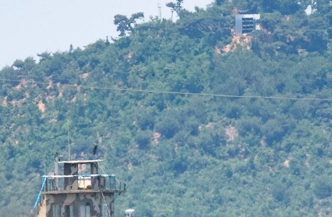 2025년 6월 12일 오후 인천 강화군에서 바라본 북한의 대남 확성기와 한국군 초소의 모습. 이재명 대통령은 소셜미디어를 통해 "11일 오후 2시부로 우리 군이 전방 지역에서 진행하던 대북 확성기 방송을 중지하도록 지시했다"고 했다. 합동참모본부는 북한의 대남 소음 방송이 청취된 지역이 없다고 밝혔다. /장련성 기자