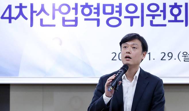 장병규 4차 산업혁명 위원회 위원장이2018년 1월  29일 서울 세종대로 4차 산업혁명 위원회 회의실에서 스마트시티 조성 계획을 발표하고 있다./연합뉴스