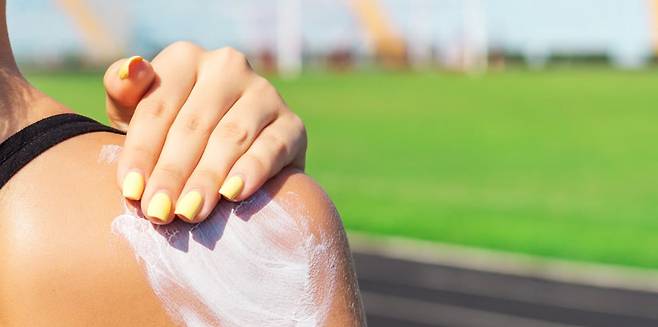 자외선은 피부암을 유발해 주의해야 한다. 전문가들은 자외선 차단제를 주기적으로 덧바르면 좋다고 권고한다. /미국 하버드 공중보건대