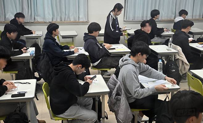 수험생들이 수능 시험 준비를 하고 있다. /뉴스1