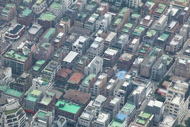 6일 서울 송파구 롯데월드타워 전망대 서울스카이에서 바라본 서울 시내 빌라 단지의 모습./연합뉴스