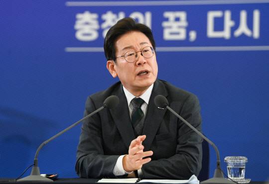 이재명 대통령은 4일 취임 후 처음으로 대전을 방문해 대전컨벤션센터에서 열린 타운홀 미팅 형식의 '국민소통 행보 2탄, 충청의 마음을 듣다' 간담회에 참석했다. 대전충남사진공동취재단