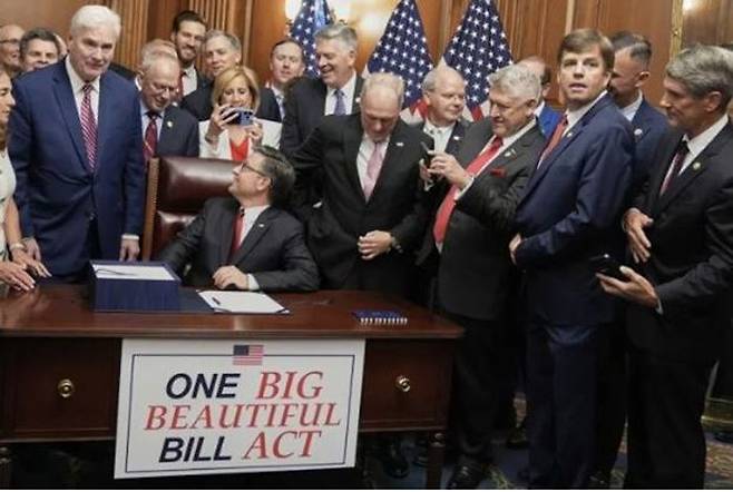 마이크 존슨 미국 하원의장(앞줄 왼쪽)이 지난 3일 미 워싱턴DC 국회의사당에서 감세법안인 ‘하나의 크고 아름다운 법안’(OBBBA) 통과 직후 공화당 의원들과 가진 법안 등록식에서 법안에 서명하고 있다. ⓒ AP/연합뉴스