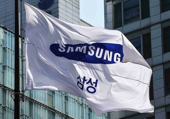 삼성전자 로고가 새겨진 깃발이 펄럭이고 있다(자료사진). ⓒ뉴시스