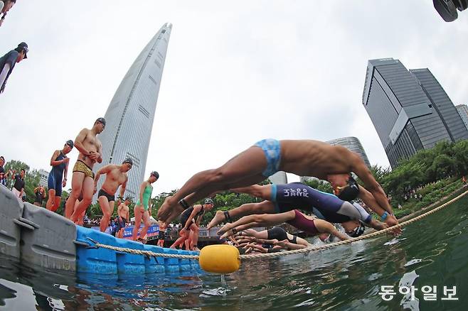 6일 오전 서울 송파구 잠실 석촌호수에서 열린 ‘2025 롯데 아쿠아슬론’ 참가자들이 힘차게 다이빙을 하고 있다. 양회성 기자 yohan@donga.com