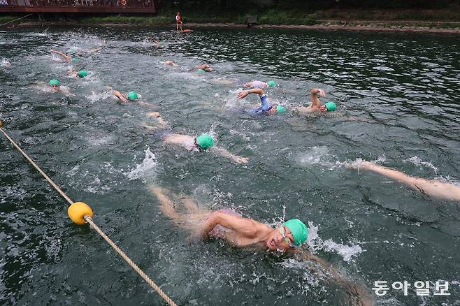 6일 오전 서울 송파구 잠실 석촌호수에서 열린 ‘2025 롯데 아쿠아슬론’ 참가자들이 수영하고 있다.  올해로 4번째 열린 롯데 아쿠아슬론은 석촌호수 동호 두 바퀴를 도는 오픈워터 수영을 마친 뒤 롯데월드타워 1층부터 123층까지 계단을 오르는 수직마라톤 ‘스카이런’으로 이어지는 스포츠 대회다. 양회성 기자 yohan@donga.com