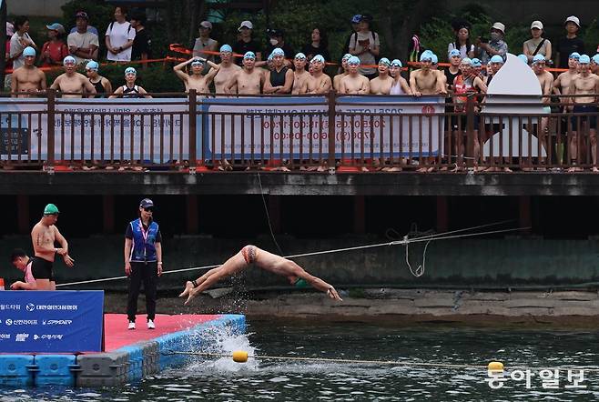 6일 서울 송파구 석촌호수 동호에서 열린 ‘2025 롯데 아쿠아슬론’ 참가자들이 수영 출발을 하고 있다. 양회성 기자 yohan@donga.com