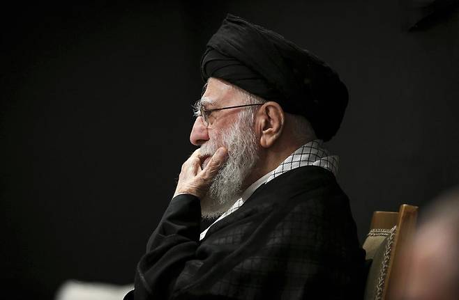 5일(현지시간) 이란 테헤란 모스크에서 열린 종교행사에 참석한 아야톨라 알리 하메네이 이란 최고지도자. AP=뉴시스