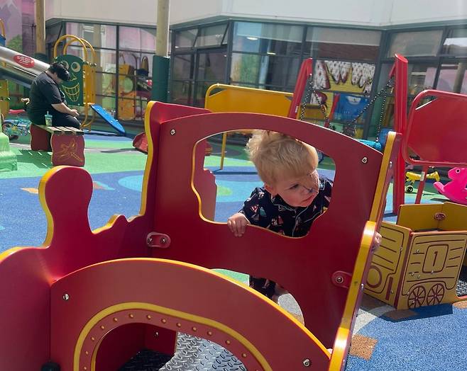 영국에서 두 살배기 아이가 어린이집에서 찍힌 사진 덕분에 희귀 안구암 ‘망막아세포종’을 조기 진단받았다. 사진 속 왼쪽 눈의 비정상적인 반사가 단서가 됐고, 정밀 검사 끝에 악성 종양이 확인돼 안구를 적출했다. 전문가들은 사진 속 ‘하얀 동공’이 암의 초기 신호일 수 있다며, 눈에 이상이 보이면 즉시 안과 검진을 받으라고 강조했다. (사진=JustGiving 캡처)