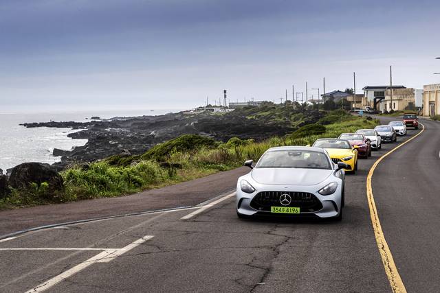 벤츠코리이가 고객 초청 행사로 제주에서 진행한 2025 드림라이드에서 AMG GT 55 4매틱+(맨앞) 등 시승 차량들이 주행하는 모습. 벤츠코리아 제공