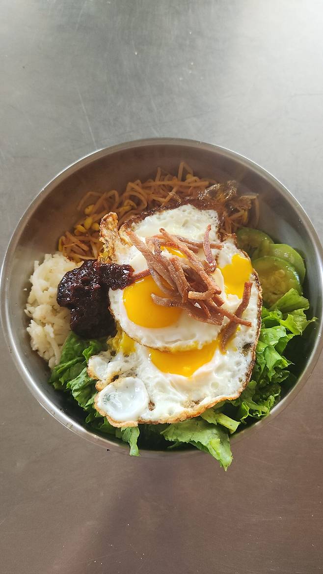 20250706_114314.jpg 오늘 점심은 비빔밥과 미역냉국