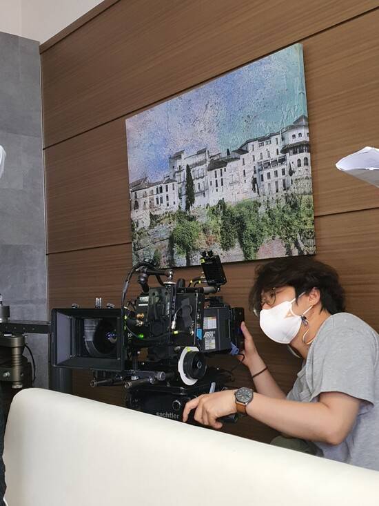촬영감독 이석준씨가 두 배우가 대화하는 장면을 찍고 있는 모습이다. 본인 제공